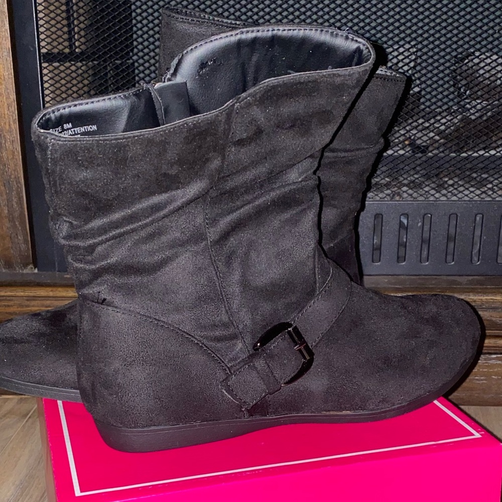 I.D. Required Brand New Black Suede Slouch Booties size 8 - Picture 6 of 9